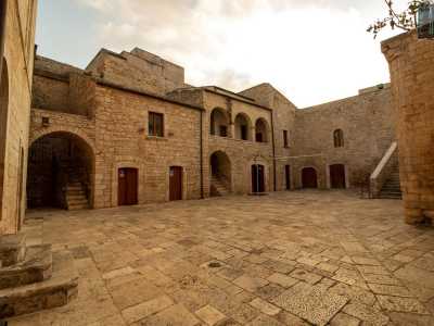 ...entriamo nella Grande Corte, cuore pulsante della vita all�interno del Castello